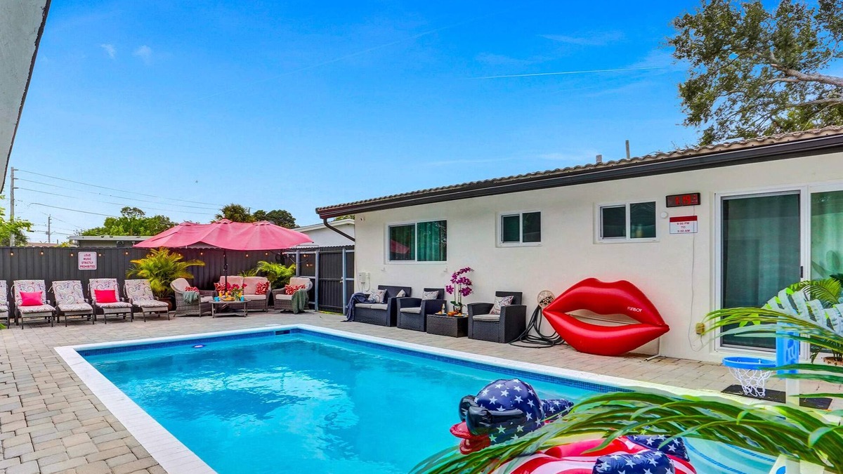 Sunset Villa | Heated Pool~Stellar stay in 7BD villa~Playground
