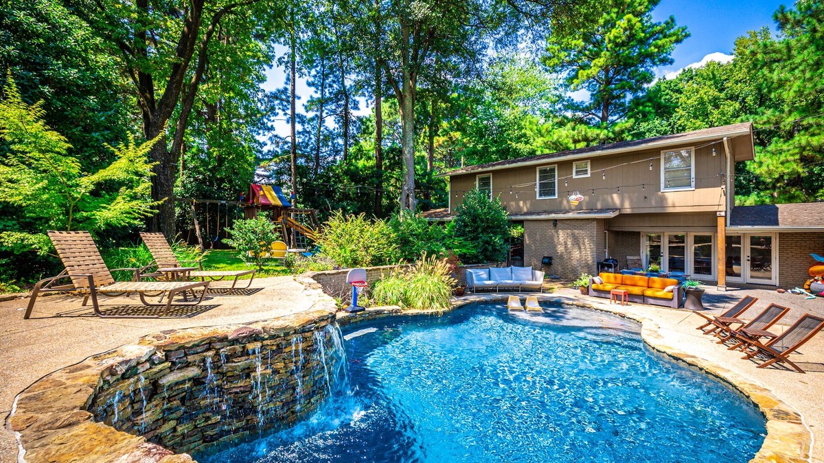 East Memphis House | Heated Saltwater Pool ❤️ Mid Century Oasis ❤️Indoor-Outdoor❤️Modern Escape