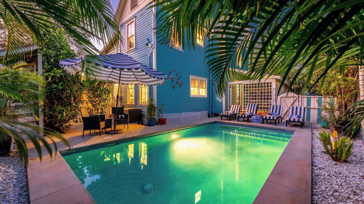 Bradenton House | Heated saltwater pool, Sleeps 14, Grill,15 to AMI.