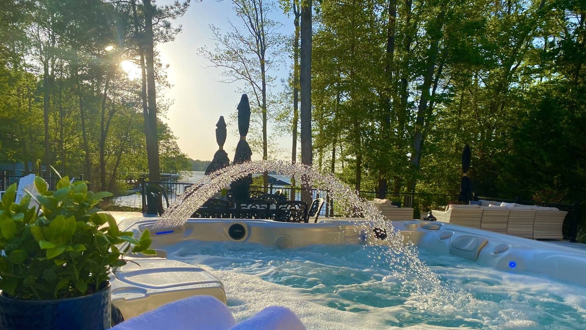 Halifax County House | 💥Heated Saltwater Pool for 2024, 8 Bedrms, Sunset Views, Main Lake Cove, Pets🥇
