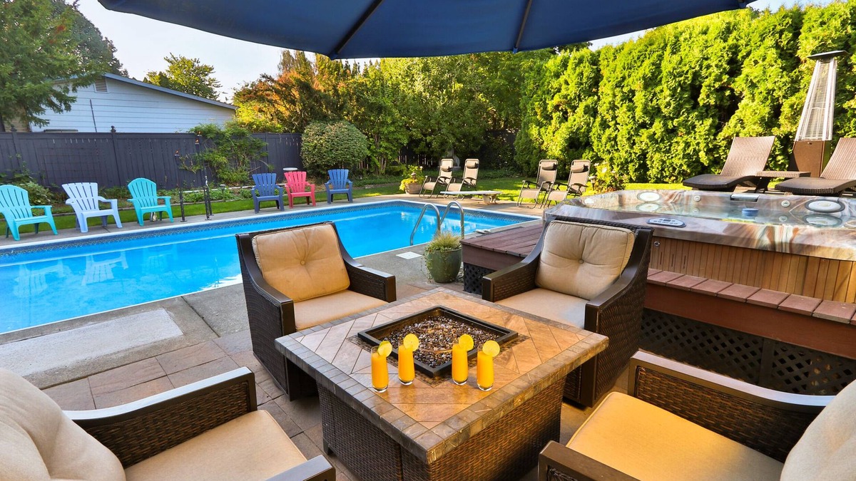 Walla Walla House | HEATED Swimming Pool, Hot Tub, Steps from Park, Dog Friendly