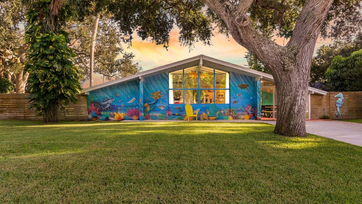 Cocoa Isles House | HeatedLargePool~Walk2Beach~FirePit~MiniGolf~2Kings~BeachGear~TikiHut~Bikes~Games