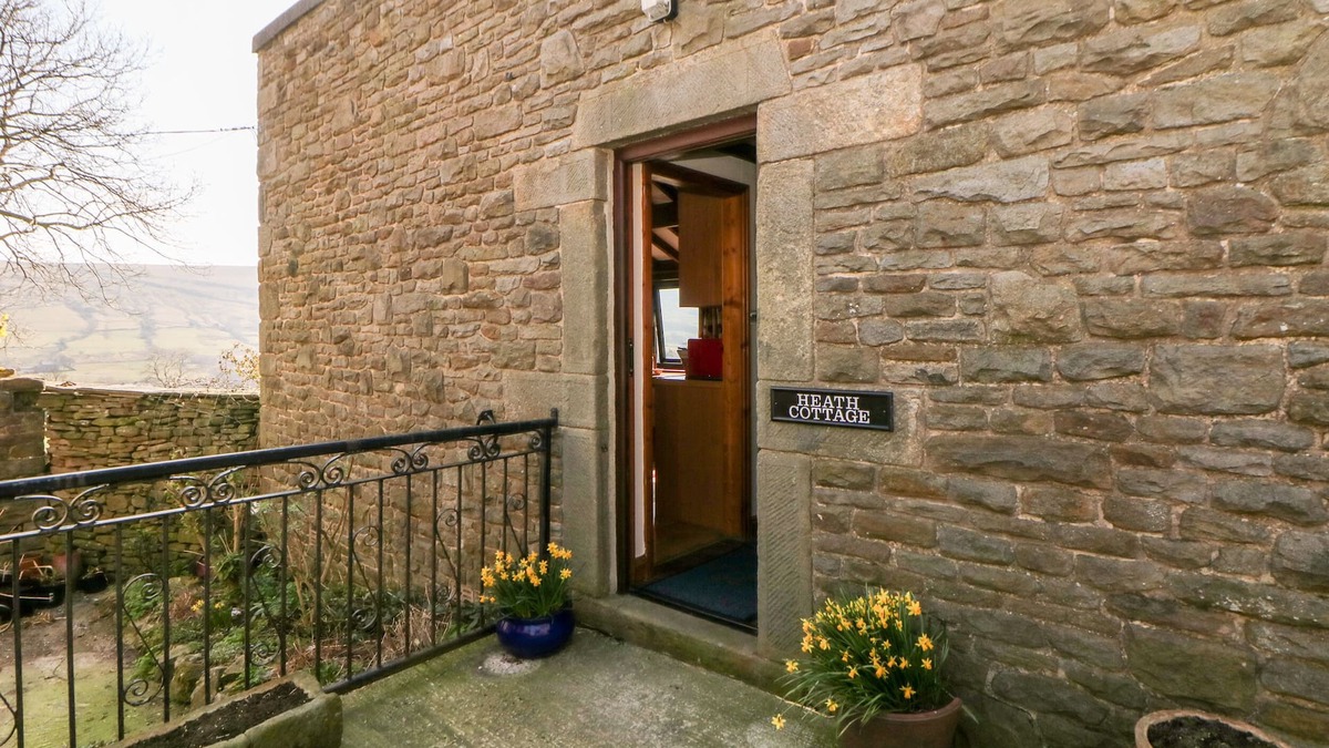 Peak District Cottage | HEATH COTTAGE, character holiday cottage, with a garden in Edale