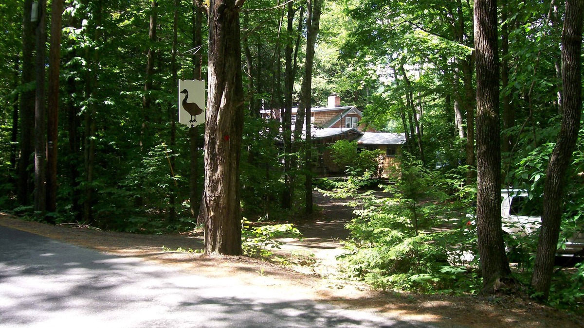 Canaan House | Heaven on Earth, Tranquil, Private 4 Bedroom Waterfront home on Goose Pond Lake