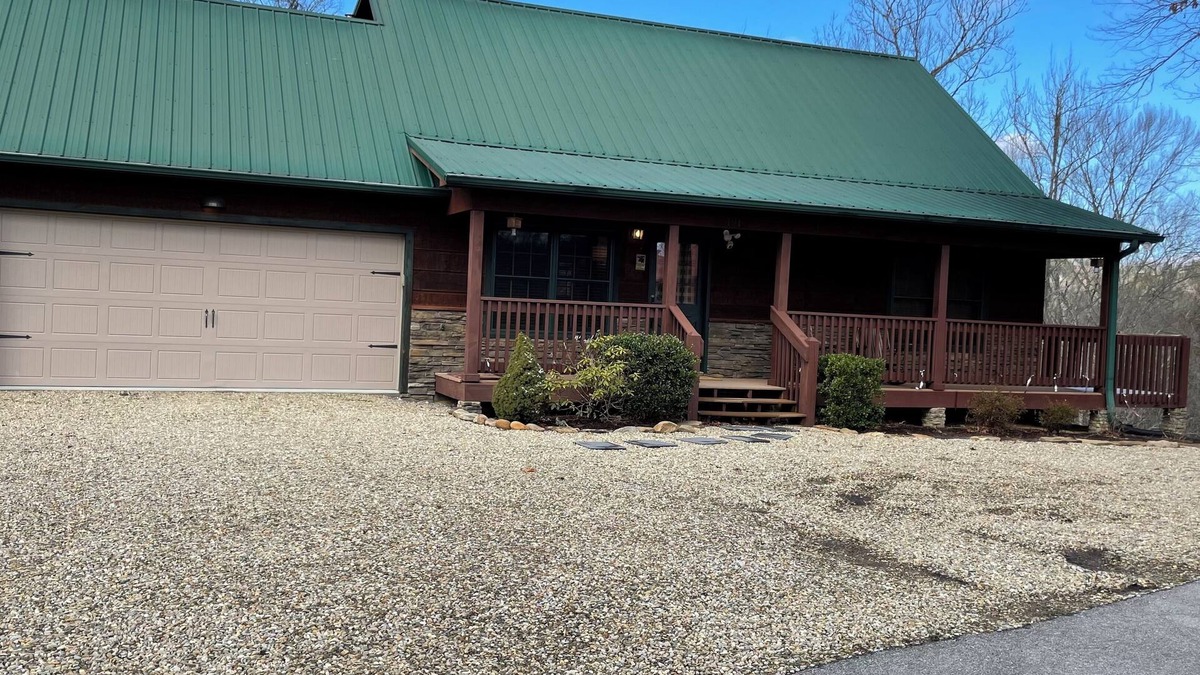 Townsend Cabin | Heavenly Cabin Look NO Further - Hot Tub