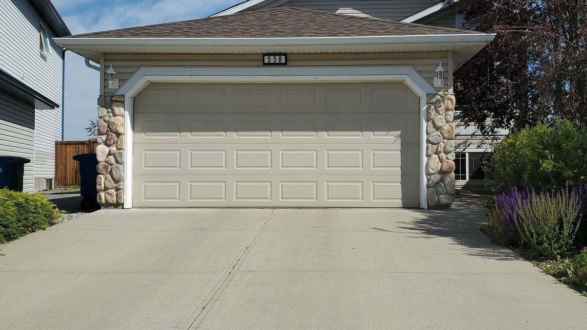 Airdrie House | Heavenly Cozy PlacennSpacious 5-Bedroom Family Home — Perfect for Groups!