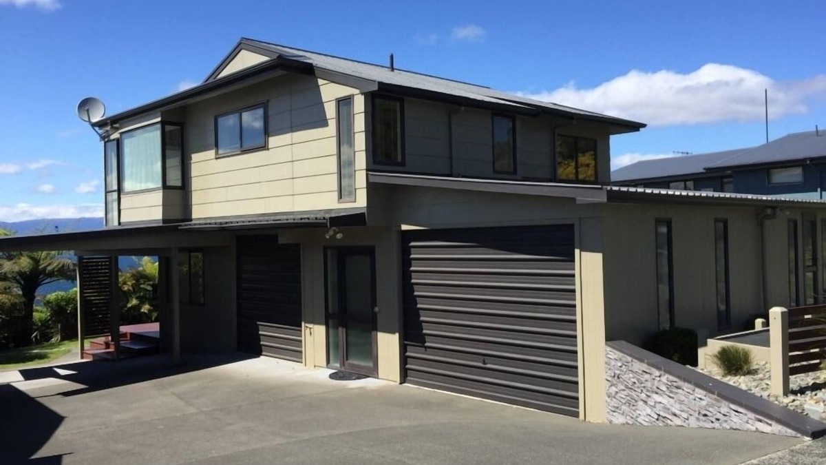 Omori House | 'Heavenly Vista' (stunning views of Lake Taupo)