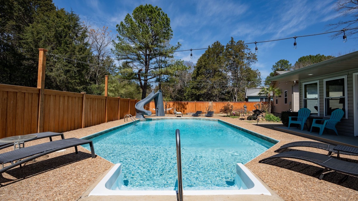 Heber Springs House | Heber Springs Home w/Heated Pool! Walk to Sandy Beach & Greers Ferry Lake!