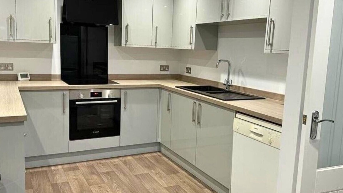 Wooburn Moor Ski Chalet | Hedsor Stylish Two Bedroom Cottage