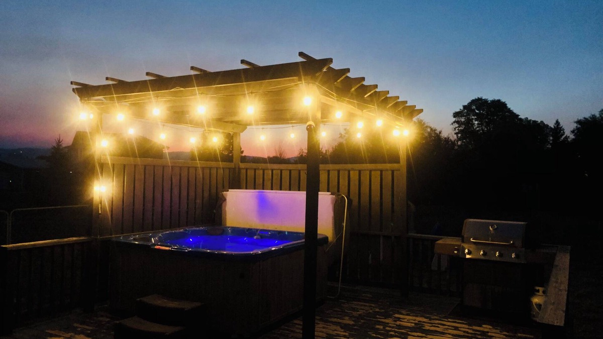 Helena Valley Northwest House | Helena Valley Guest Suite with Hot Tub