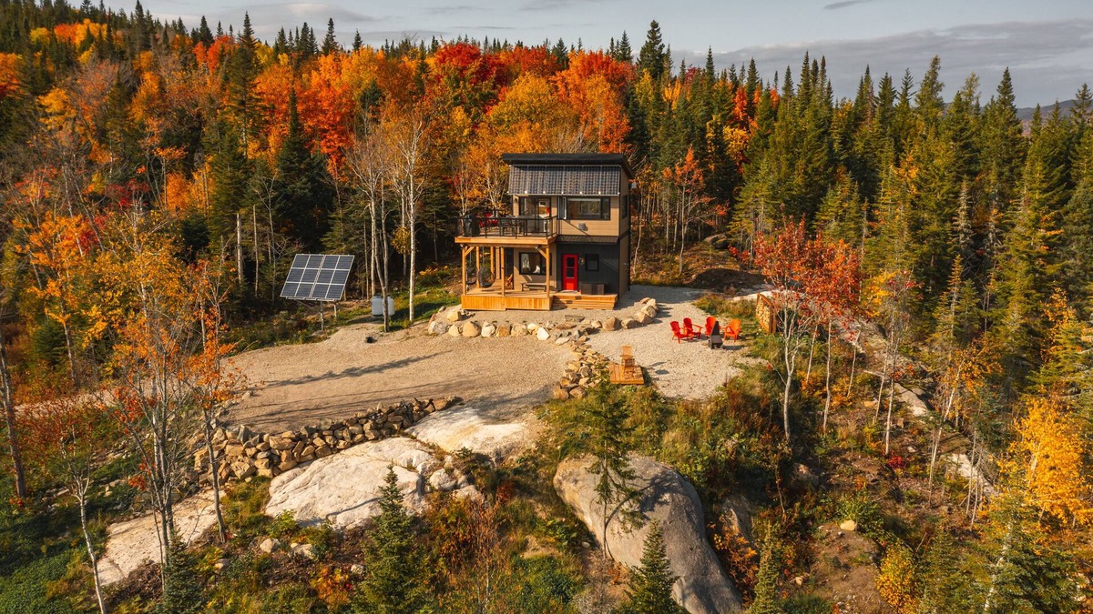 Lac Beauport Ski Chalet | HELIOS - Micro-chalet at Maelström (CITQ#304336)