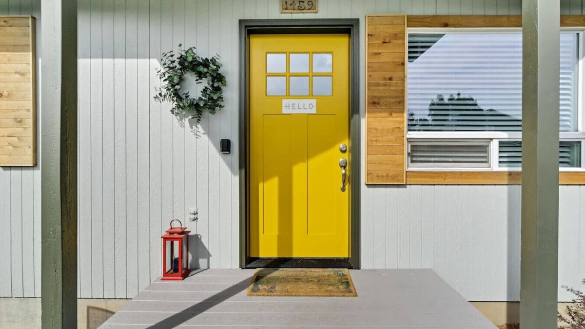 Mountain View District House | Hello Mellow Yellow - 2 King Bed, Dog Friendly, Walkable!