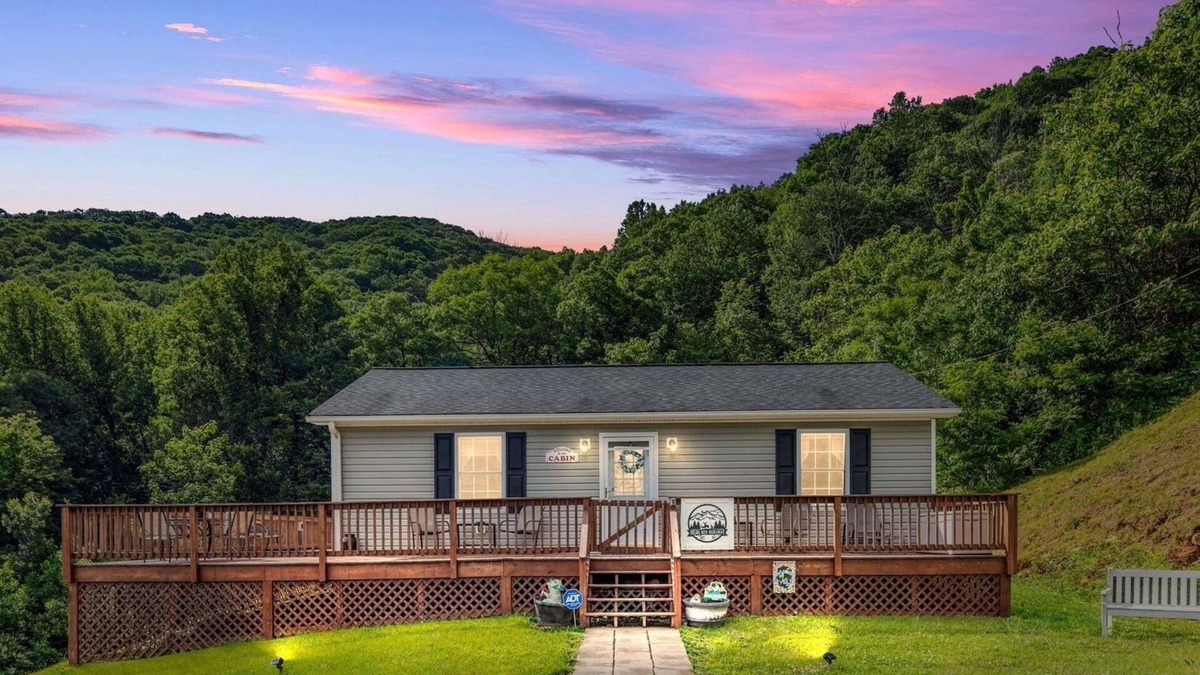 Stanley Cabin | Helms Mountain Getaway with Hi Speed Internet