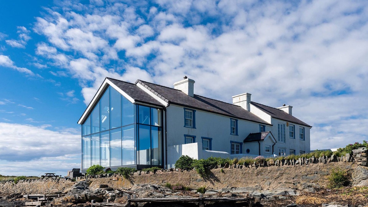 Caergeiliog Cottage | Hen Cymyran - a house on the beach that sleeps 15 guests in 8 bedrooms