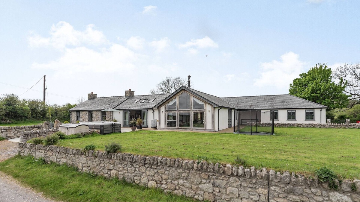 Llangefni Cottage | HEN HAFOD, pet friendly, character holiday cottage in Llangefni