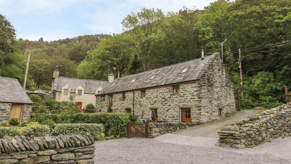 Fairbourne Cottage | HENDOLL COTTAGE 2, pet friendly, with open fire in Fairbourne