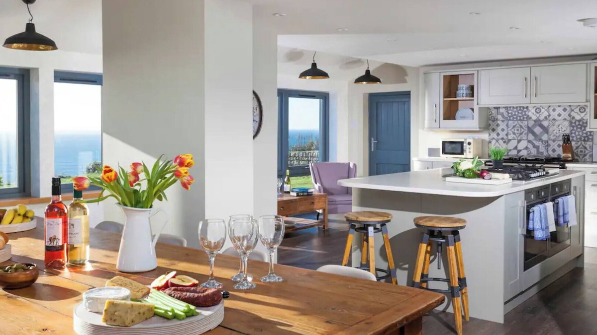 Penzance House | Hendra Cottage - LUXURY HOME WITH BREATHTAKING SEA VIEWS. DOG FRIENDLY.