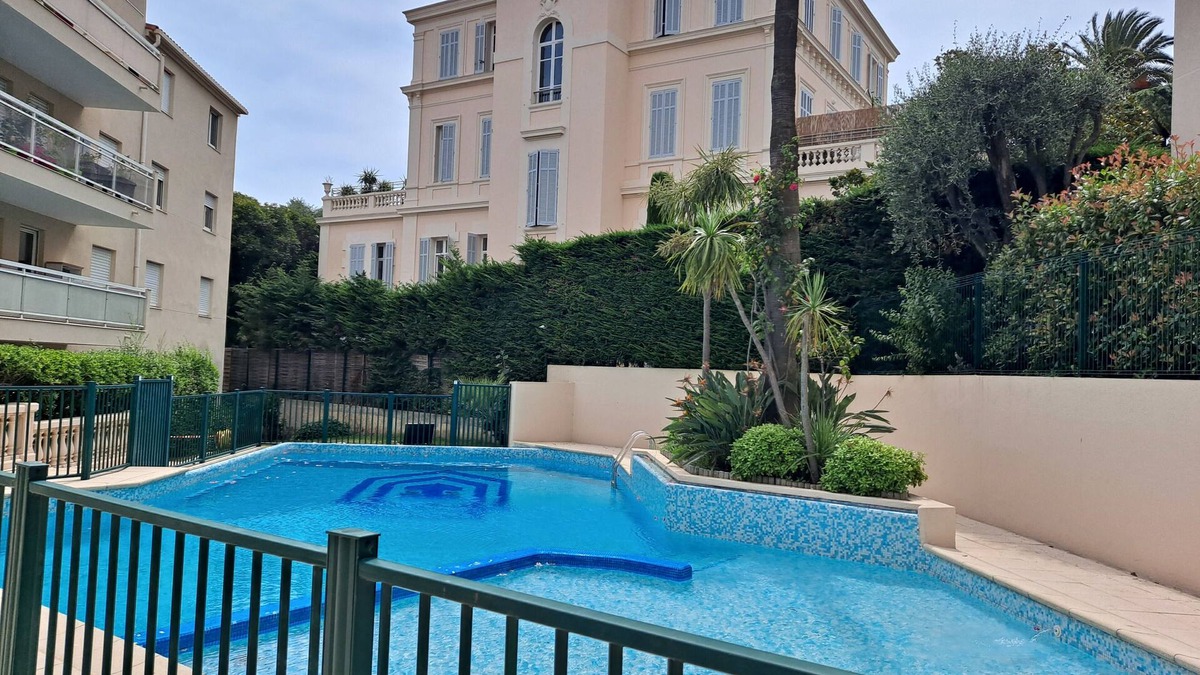 Prado - Republique Condo | HENRI CAMILLE REAL ESTATE -Beautiful one bedroom swimming pool and parking