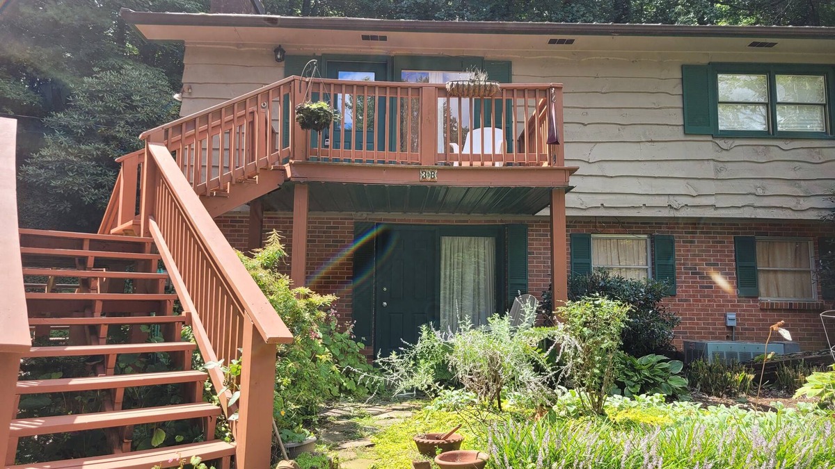 Clayton House | Henri's Place - Charming 1/1 near Downtown Clayton! Dog Friendly!