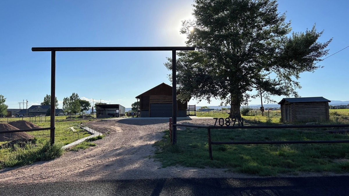 Roosevelt House | Henries Hideout, Newly Renovated Spacious 5-bedroom house in lovely Neola