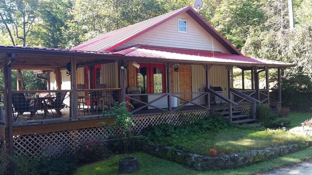 Mountain Rest Cabin | HENRY’S red roof cabin on the Chauga River