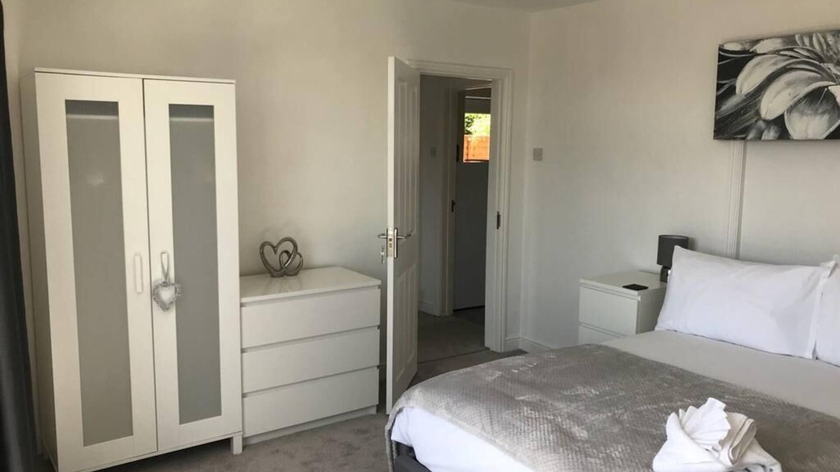 Hereford House | HEREFORD - Raven House - 4 Bedroom House West of City with Parking - Sleeps 7