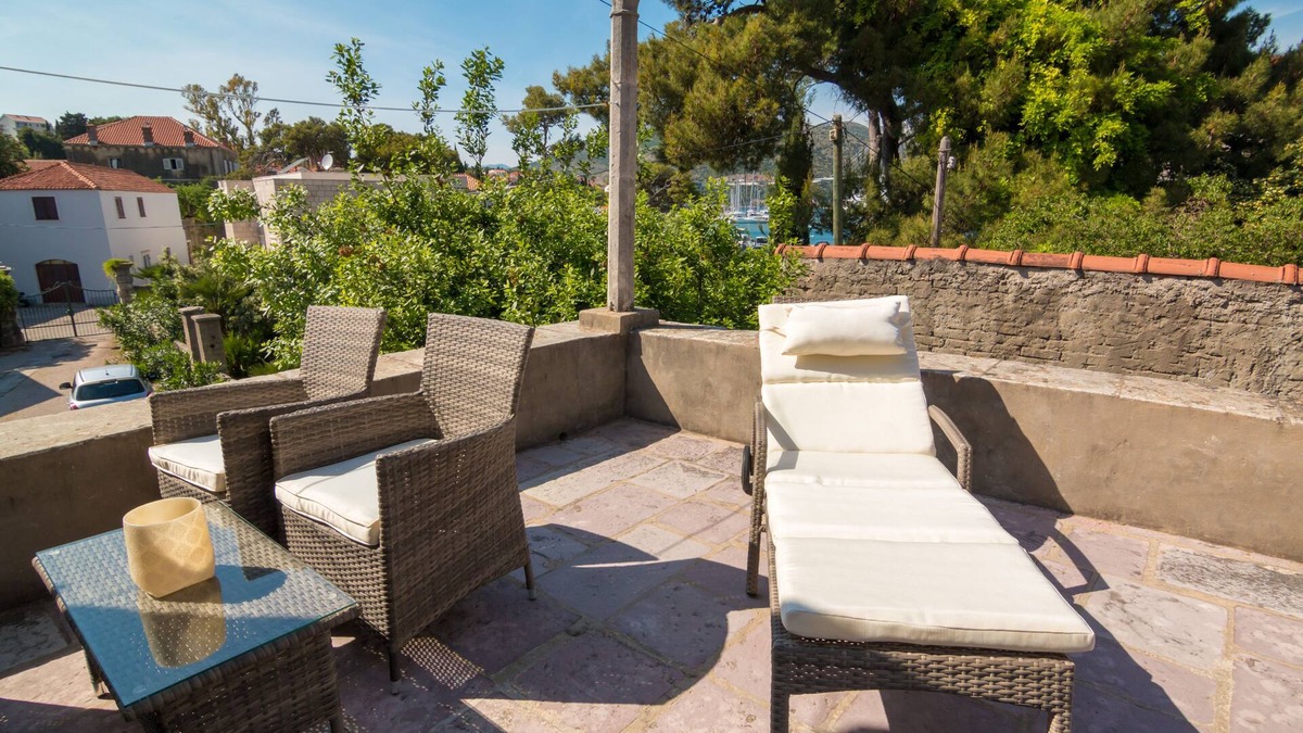 Lapad Apartment | Heritage Dvori with garden, free parking next to sea beautiful location