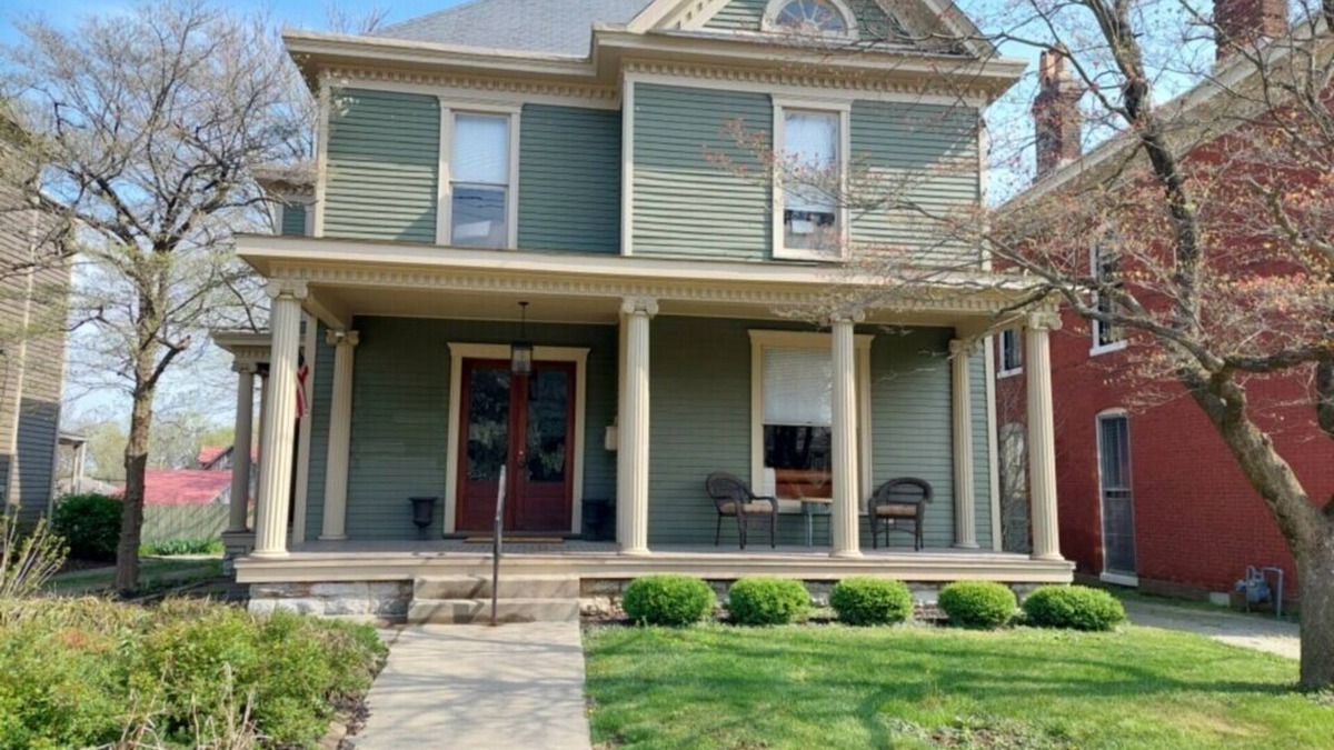 Shelbyville House | Heritage House 1900’s home part/close to the Bourbon Trail