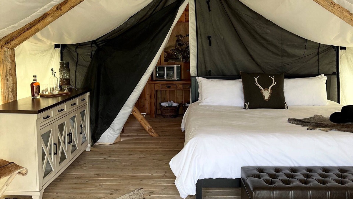 Bozeman Cabin | HERITAGE RANCH 'COWBOY' GLAMPING TENT" (1)