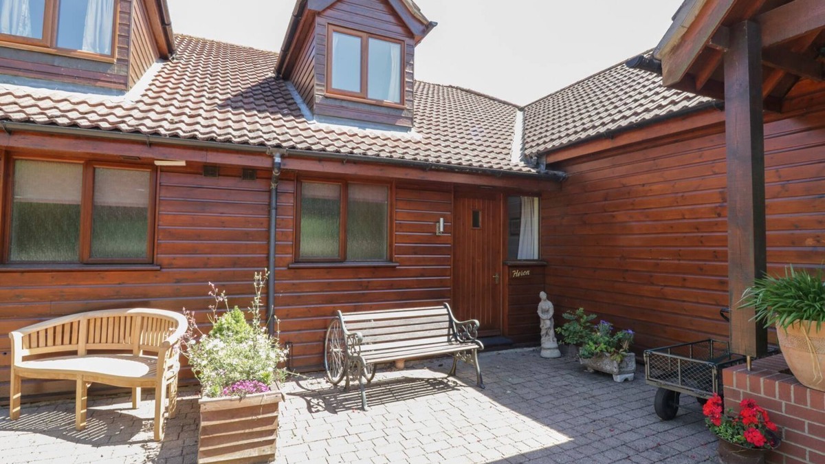 Stalham Cottage | HERON COTTAGE, pet friendly, with pool in Wayford