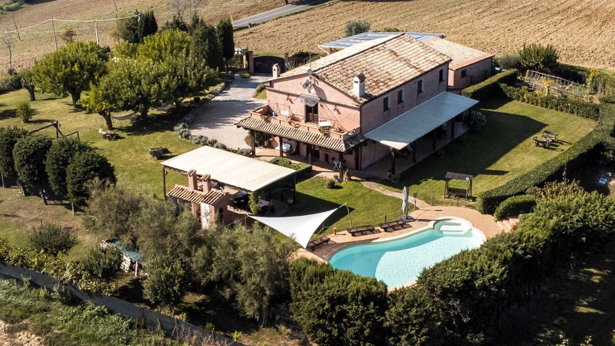 Osimo Apartment | Heron House Apartment in country house with pool