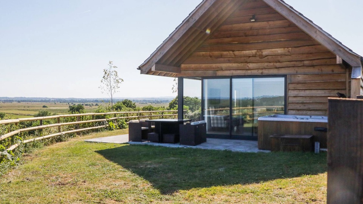 Wedmore Cottage | HERON LODGE CASTLE FARM, family friendly, with hot tub in Wedmore