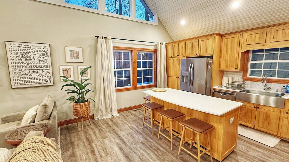 Sylva House | Heron's Loft! Beautiful 2-bedroom house in Sylva, above the Tuck and near WCU!