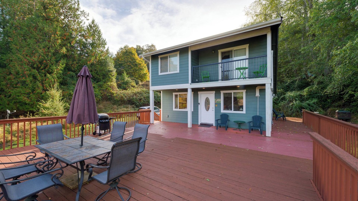 Lakebay Cabin | Herron Island Cabin w/Deck: Walk to Beach!