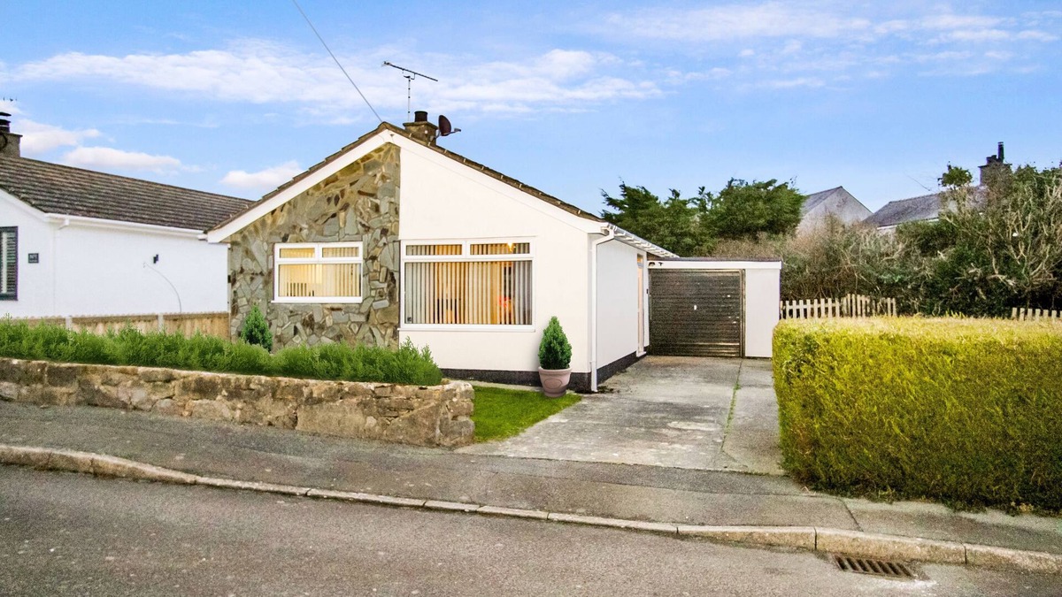 Moelfre House | Heulwen - sleeps 7 - Moelfre - Anglesey