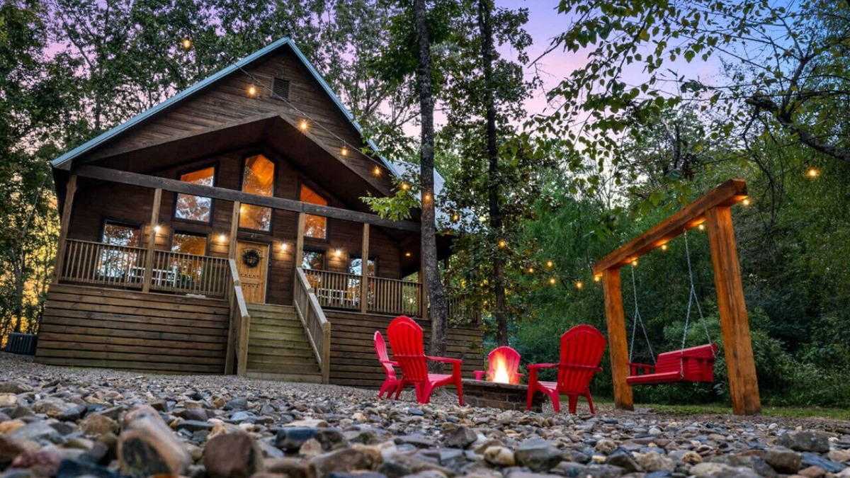 Broken Bow Cabin | Hey There Delilah · Romantic Honeymoon Haven with Private Hot Tub and King Suite