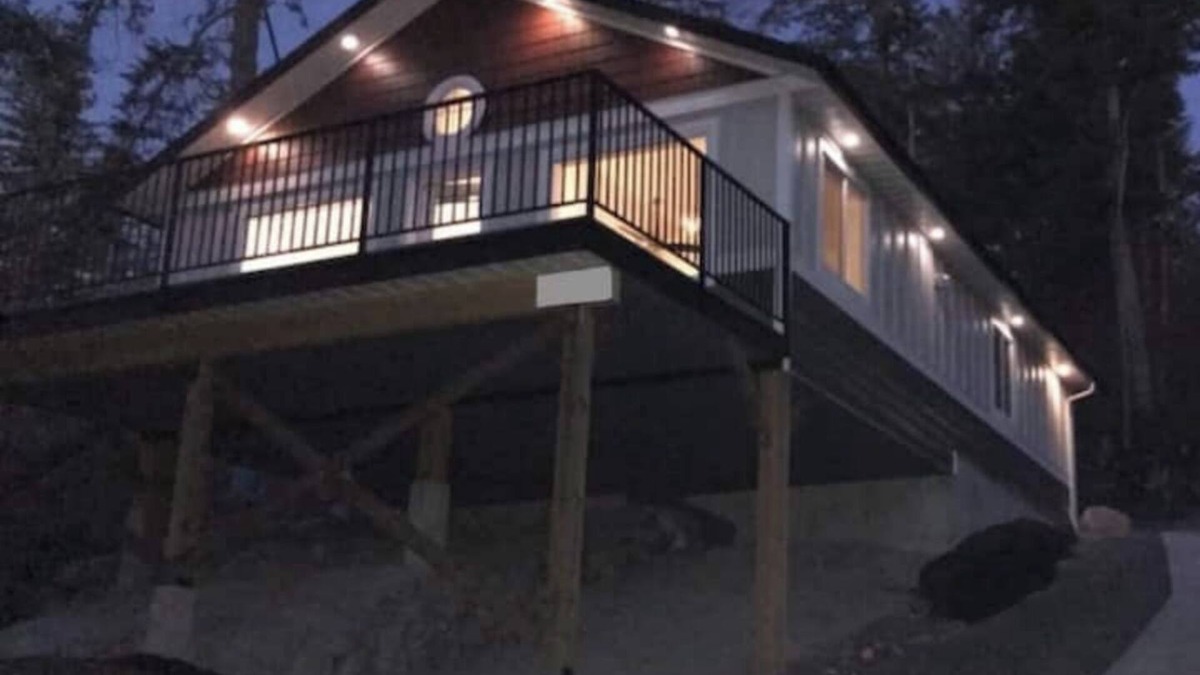 Halfmoon Bay Cottage | Hi N Dri -Warm & Welcoming-Great for Weekend Getaways-Across from Beach access.