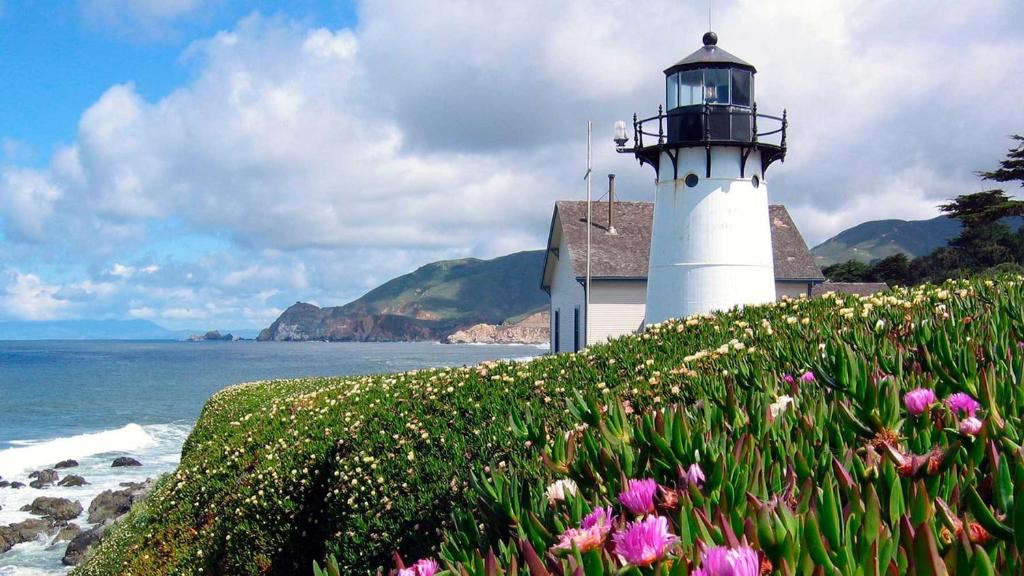 San Mateo County House | HI Point Montara Lighthouse