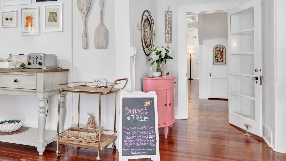 Fort Myers River District House | Hibiscus House Bed Breakfast Inn Flamingo Suite