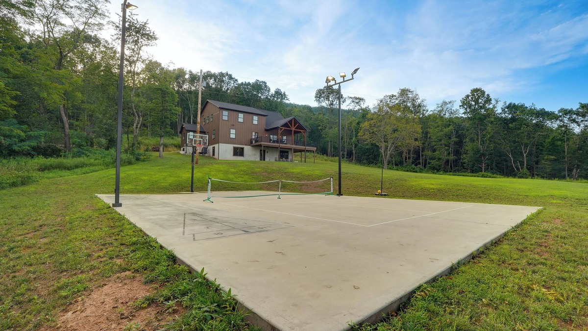 Warfordsburg House | Hidden Acres Retreat | Pickleball + Basketball Court!
