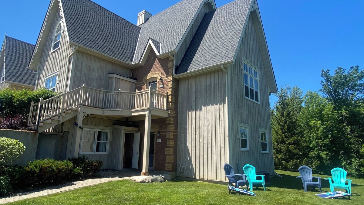 The Blue Mountains Condo | Hidden Gem! Amazing end unit town home