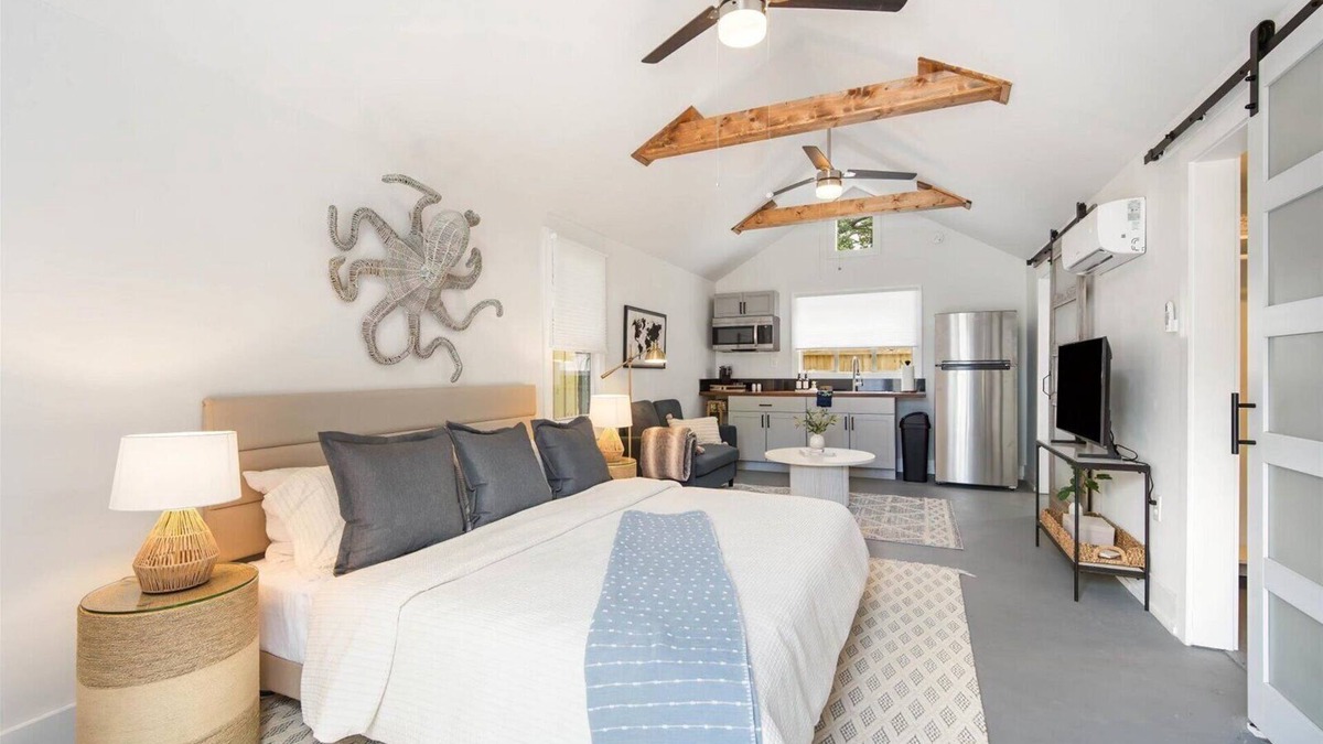River District Apartment | Hidden Gem for Couples, Friends, or Solo King Bed, Parking & Beach Gear