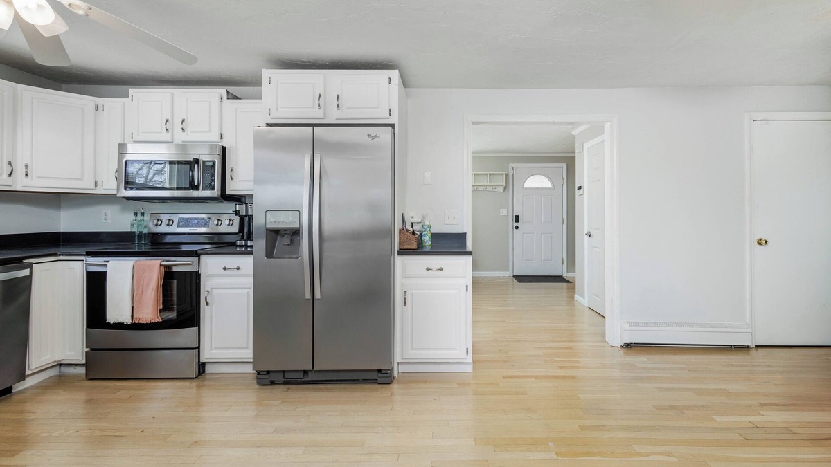 Holbrook House | Hidden Gem Lake House 3 BR, 2.5 BA, 6 ppl