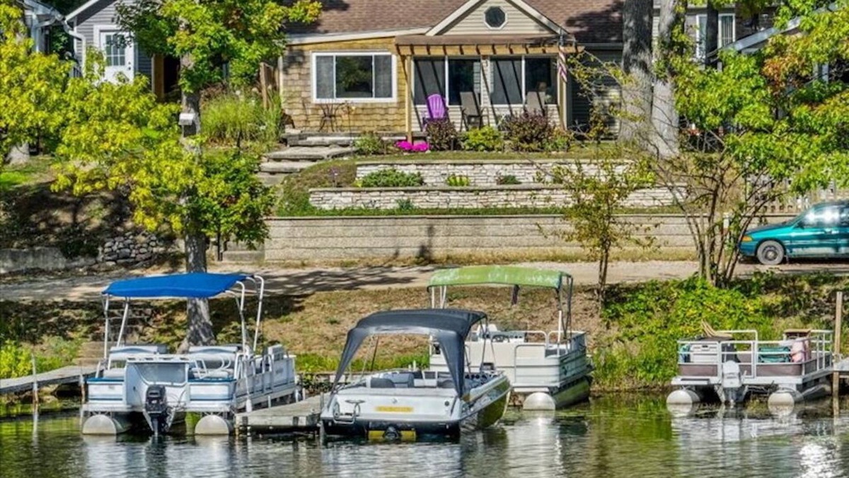 Brighton Cabin | Hidden Gem on the Shoren20 Mi from U of M Football!