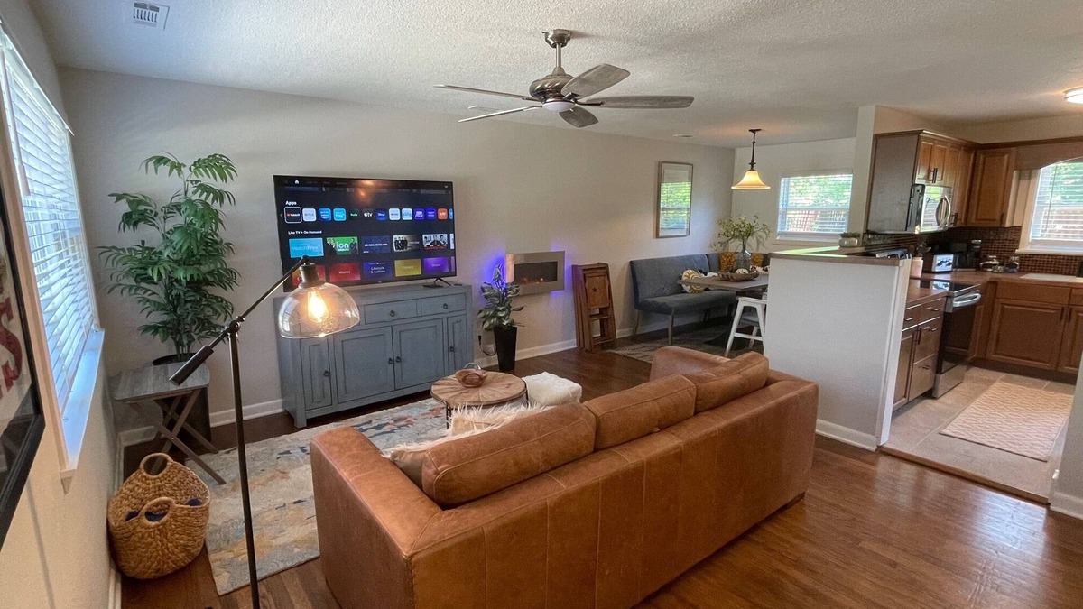 Fayetteville House | Hidden Gem! The Hogspitality House- Perfect Cottage- 5 min to Univ of Arkansas!