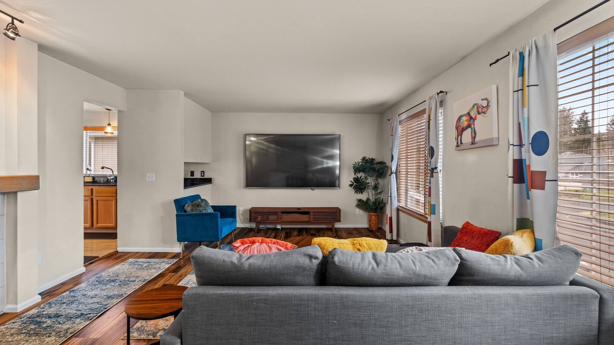 Covington House | Hidden Gem Top-Floor Unit near Lake Meridian