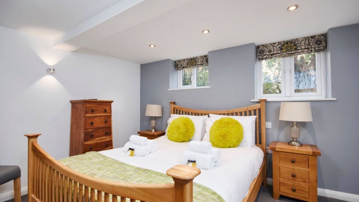 Kegworth Apartment | Hidden Gem w/Mini Courtyard & Free Gym/Pool Access