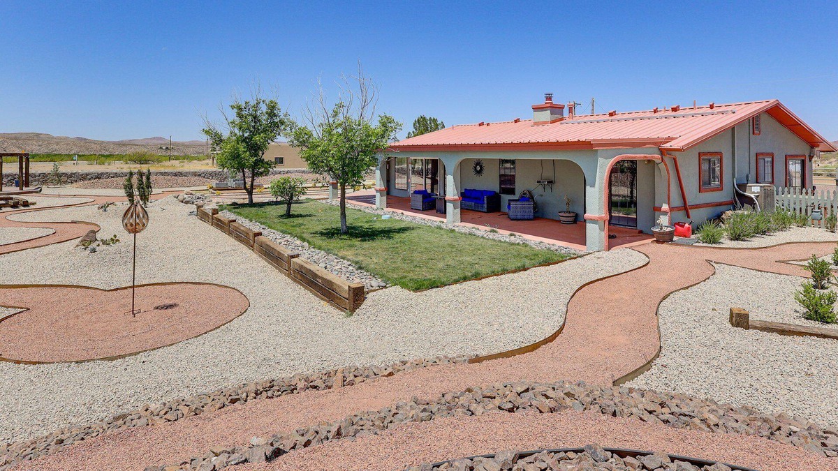 Radium Springs House | Hidden gem walking distance to State Park