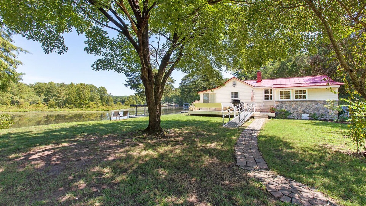 Lanexa Cottage | Hidden Heaven lake house. Quiet private cottage on 1 acre