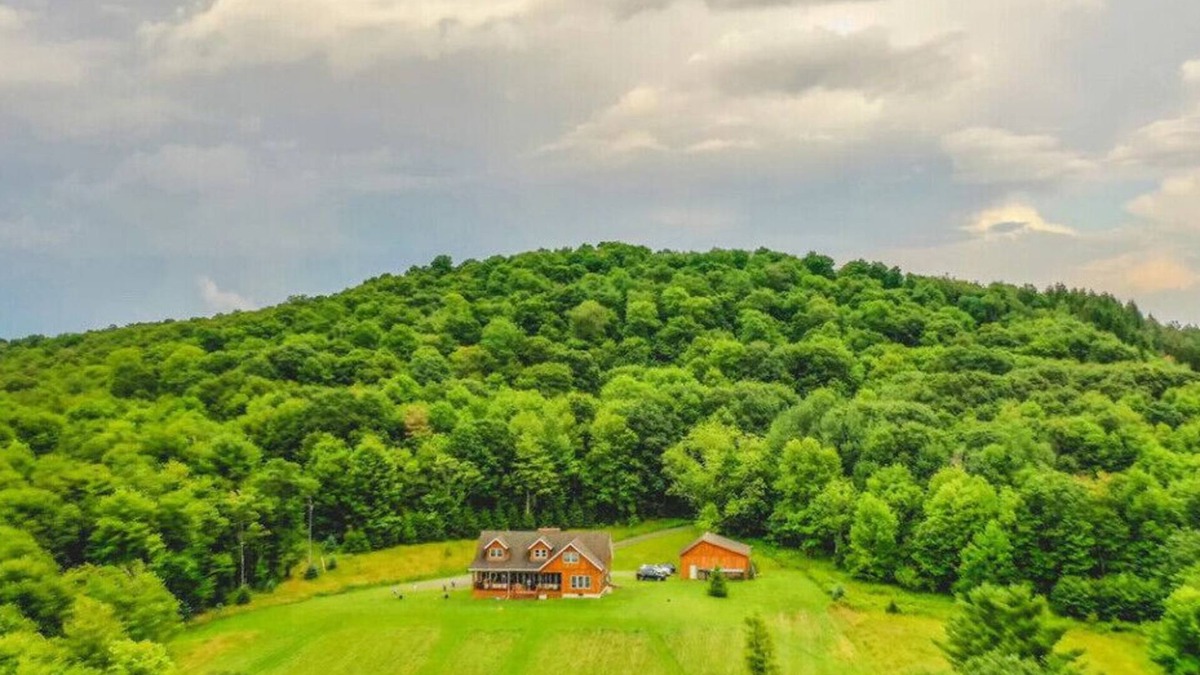 De Lancey House | Hidden Hollow spacious mountain retreatnBeautiful secluded, large yet cozy home